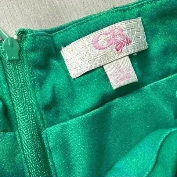 31. GB Girls green shorts size 5T - Picture 3 of 4